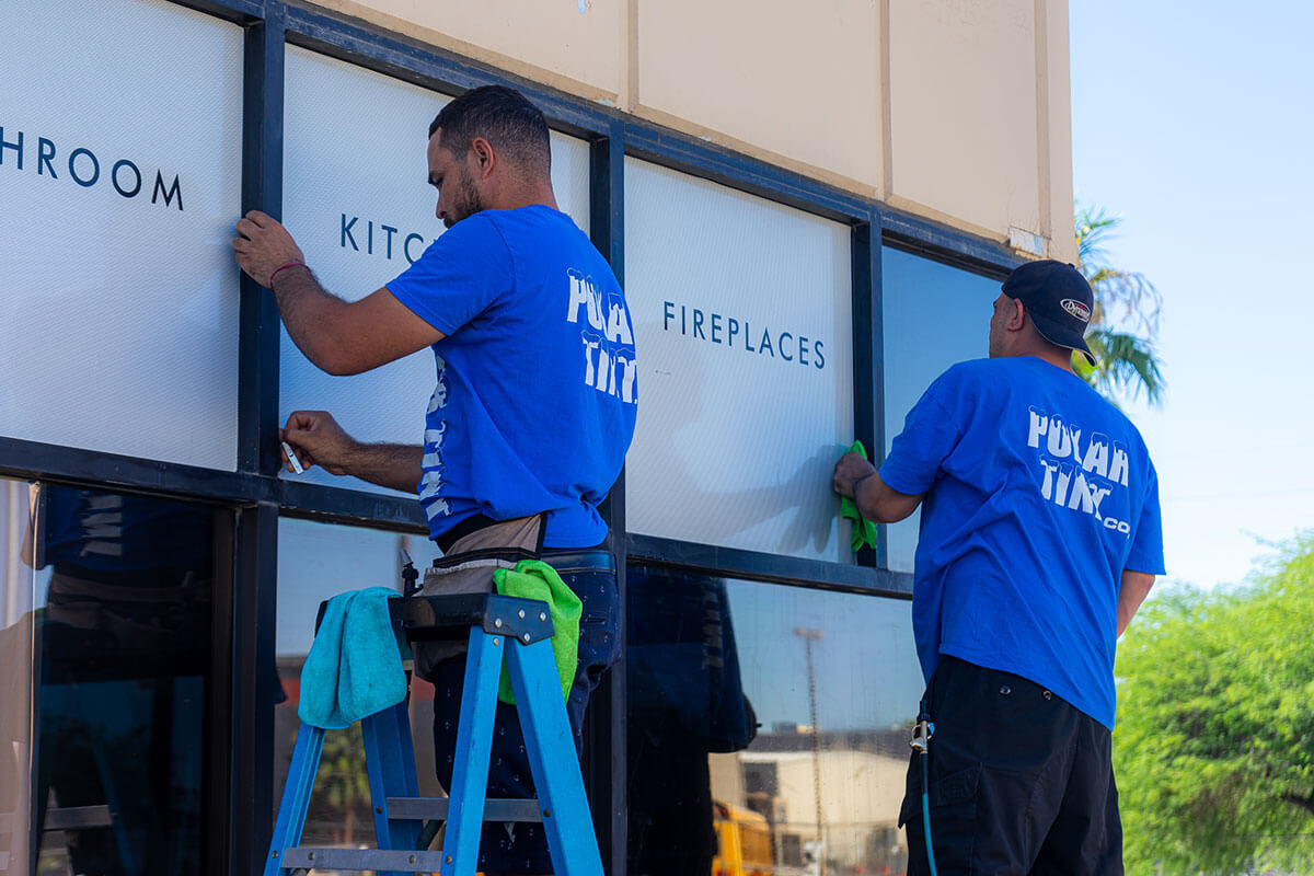 Instalación de calcomanía de vinilo personalizada en la puerta de un camión de trabajo de Henderson NV — logo de marca, número de teléfono e información de contacto
